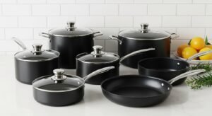 Jogo de Panelas Tramontina em diferentes modelos e cores sobre bancada de cozinha moderna.